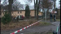 Přepadli na ulici ženu a hodili ji do řeky