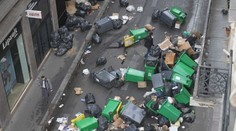 V Paříži stávkují popeláři. Romantické uličky jsou zaplněné tunami odpadků