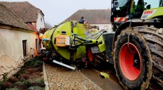 Řidič traktoru převrátil cisternu. Do okolí vytekla smradlavá močůvka