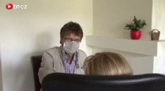 Bojí se, že si z Mexika přivezla prasečí chřipku. Doktoři nevědí, co s ní