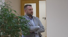 Syn europoslankyně měl vydělávat na lidech v nouzi. Dostal šest let vězení