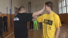 Kluci mlátí holky a naopak. V sebeobraně a s úsměvem