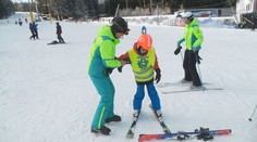 Děti s handicapem lyžovaly v Krušných horách. Kurz podpořil jejich sebevědomí