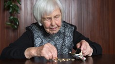 Seniorka přechytračila podvodníka. Co našel v tašce místo peněz, vůbec nečekal