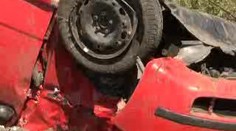 Vlak smetl osobní auto, jeden mrtvý, dva těžce zraněni