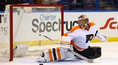 Neuvirth dlouho trápil lídra, Kane natáhl sérii a vyrovnal Crosbyho