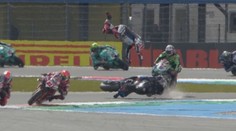 Děsivá nehoda na MS superbiků. Jezdec letěl z motorky, boural i mistr světa
