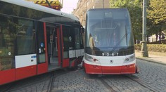 Na pražském Újezdě se srazily dvě tramvaje. Jeden člověk je zraněný