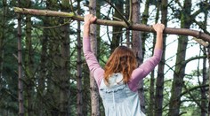 Žena z Novojičínska zatoužila po větvi. Při pádu ze stromu se vážně zranila