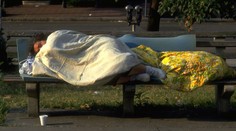 Bezdomovkyně žijí pod stanem. Na záchod chodí do rybníka