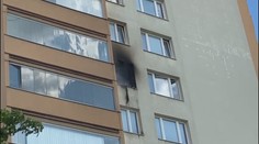 Plameny zachvátily byt v paneláku v Praze, jeden člověk zemřel