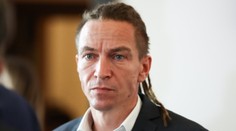 Kancelář Bartoše někdo poničil sekyrou. Dříve byly útoky ještě brutálnější, říká expert