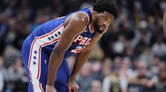 Ošklivý zákrok na Embiida. Hvězdě Philadelphie přisedli koleno