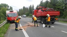 Řidič osobáku vletěl pod kamion, hlavní tah na Olomouc byl uzavřen