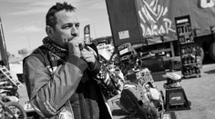 Letošní Dakar má první oběť. Motorkář zemřel na následky zranění z nehody