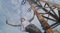 Dívky šplhaly na elektrický stožár. Tragédii zabránil kolemjdoucí