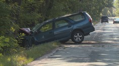 Auto narazilo do stromu, další se srazilo s dodávkou. Dva mrtví