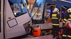 Na pražském Smíchově se srazily dvě tramvaje, řidič asi zkolaboval