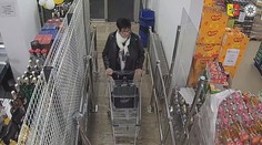 Policie hledá ženu, která si nechala nalezenou peněženku. Natočila ji kamera