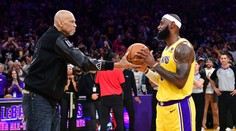 LeBronovy oslavy na 10 minut přerušily hru. Abdul-Jabbar mu gratuloval míčem