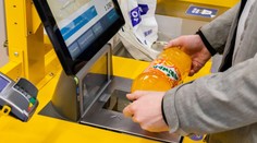 Zákazníky oblíbeného supermarketu děsí nové pokladny. Odhalí úplně všechno
