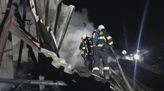 Desítky hasičů vyrazily k nočnímu požáru na Svitavsku. Plameny se rozšířily i do lesa