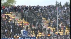VIDEO: Rowdies Baníku se na stadionu poprali s policií
