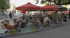 Ve světě se rozvolňuje. Očkovaní lidé někde nemusí nosit roušky
