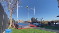 Tyčkař Lavillenie pořádá na zahradě atletické závody, vždycky vyhraje