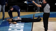 Děsivý moment! Basketbalový rozhodčí omdlel během utkání