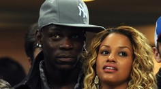 PIKANTNÍ FOTO. Balotelli si na gauči užíval s přítelkyní