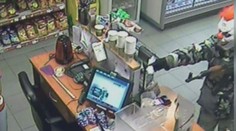 Benzinku přepadl vyšinutý klaun se samopalem. Policie ho nenašla
