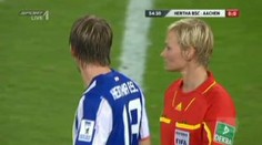 VIDEO: Při zápase plácl rozhodčí do prsa