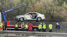 Náledí a nehody komplikovaly dopravu. Řidičku v reflexní vestě srazilo na D10 auto, zemřela