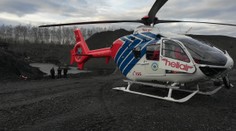 Motorkář při jízdě terénem spadl do vody, oživovali ho marně