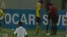 Fotbalista odhodil petardu ze hřiště holou rukou. Mohl o ni přijít!