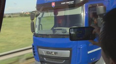 Tablety, mobily, nepozornost! Policie kontroluje řidiče kamionů z autobusu