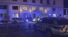 Lidé před ministerstvo nosí květiny. Proč se tu muž zabil, se zatím neví