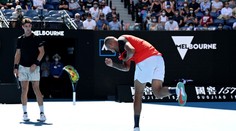 Kyrgios zase řádil! Hádal se s rozhodčím, rozbil raketu a ukazoval prostředníček