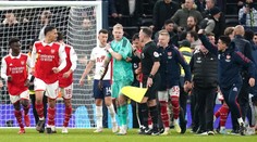 Čtyři roky bez fotbalu. Fanoušek napadl brankáře Arsenalu a dostal tvrdý trest