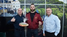 GALERIE: Procházkova návštěva na TV Nova. Zápasník dostal i speciální dar