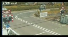 Zázraky se dějí - i na železničním přejezdu