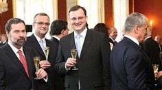 Politici by se z průzkumů měli poučit, myslí si politologové