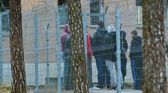 Ve Vyšních Lhotách zbili uprchlíci strážného! Skončil v nemocnici