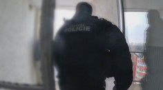Chtěl skočit z 13. patra, policie ho zachránila jen díky pohotovému svědkovi