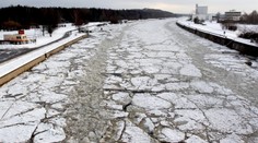 Ledové kry na Dunaji potápějí lodě! Poškozeno jich je přes 100