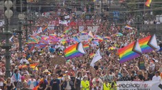 Praha se zbarvila do duhových barev. Na pochod Prague Pride zavítaly tisíce lidí