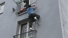 Recidivista se policii snažil za každou cenu uniknout. Schoval se pod balkónem