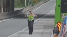 Tančící policistka probouzí v lidech emoce. Ne vždy však pouze ty pozitivní