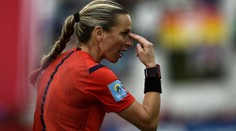 ZBLÁZNIL SE?! Fotbalista ve Španělsku napadl sudí penisem